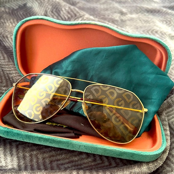 D&G Unisex Sunglasses ( like super new) - Picture 1 of 3